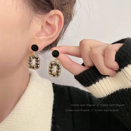 Zero Shape Round Stone Earrings